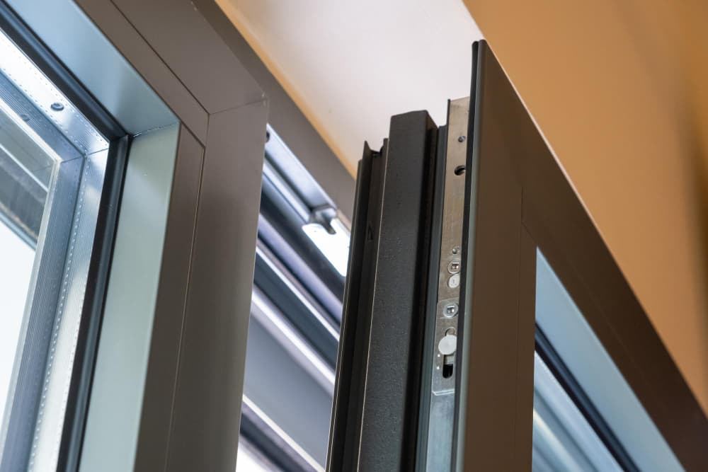 Detalle del perfil de una puerta de aluminio con rotura de puente térmico